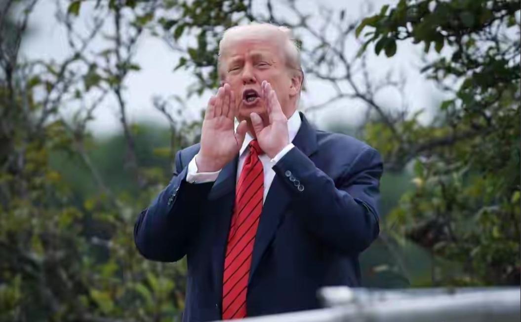 打不趴，又封不了，特朗普开始异想天开。深夜睡不着的特朗普又发挥“推特治国”了。“