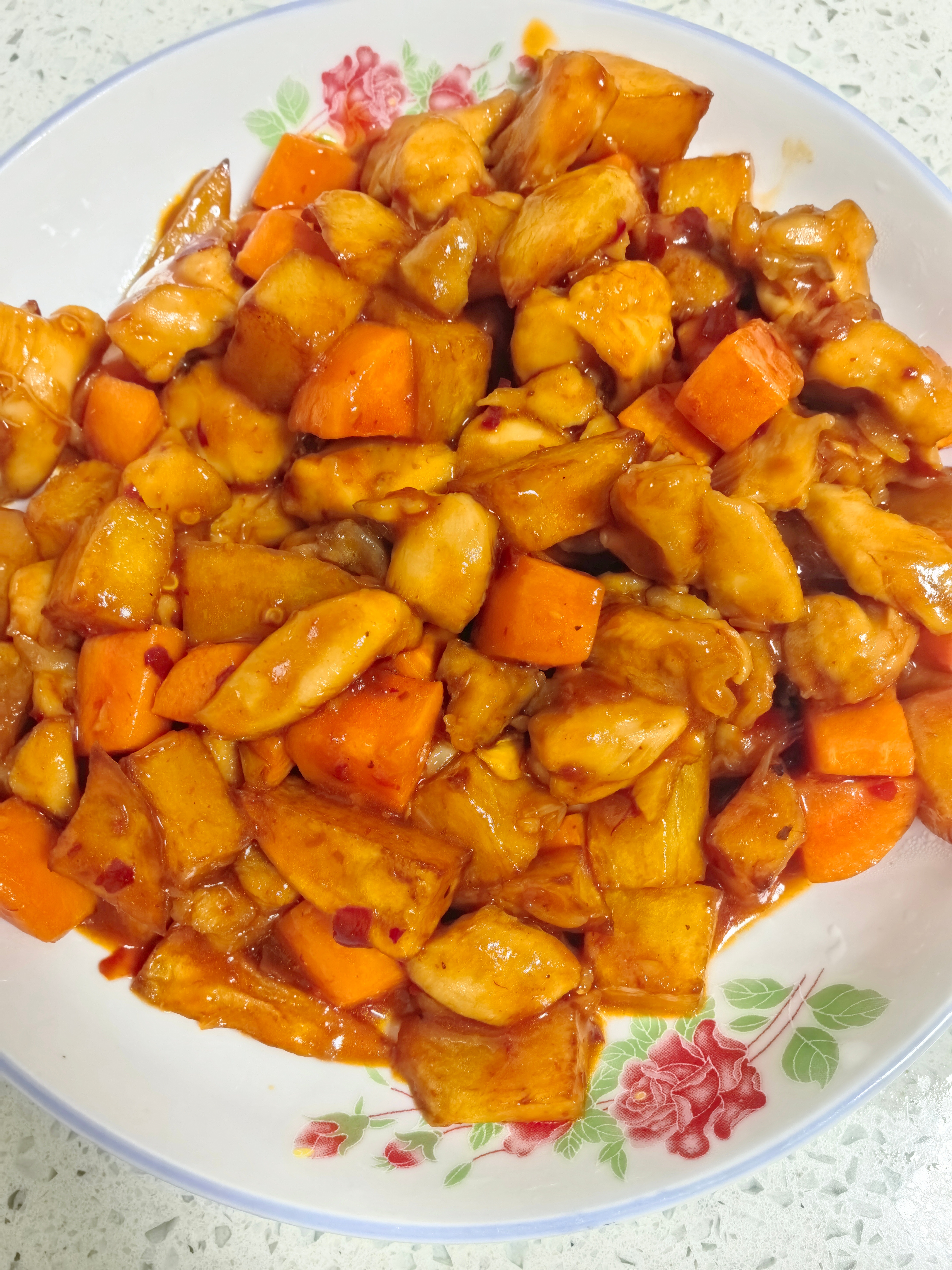 每日一餐分享 晚饭时间到～小八点吃上饭了，又到了吃香椿的季节了，摊鸡蛋香啊～ 