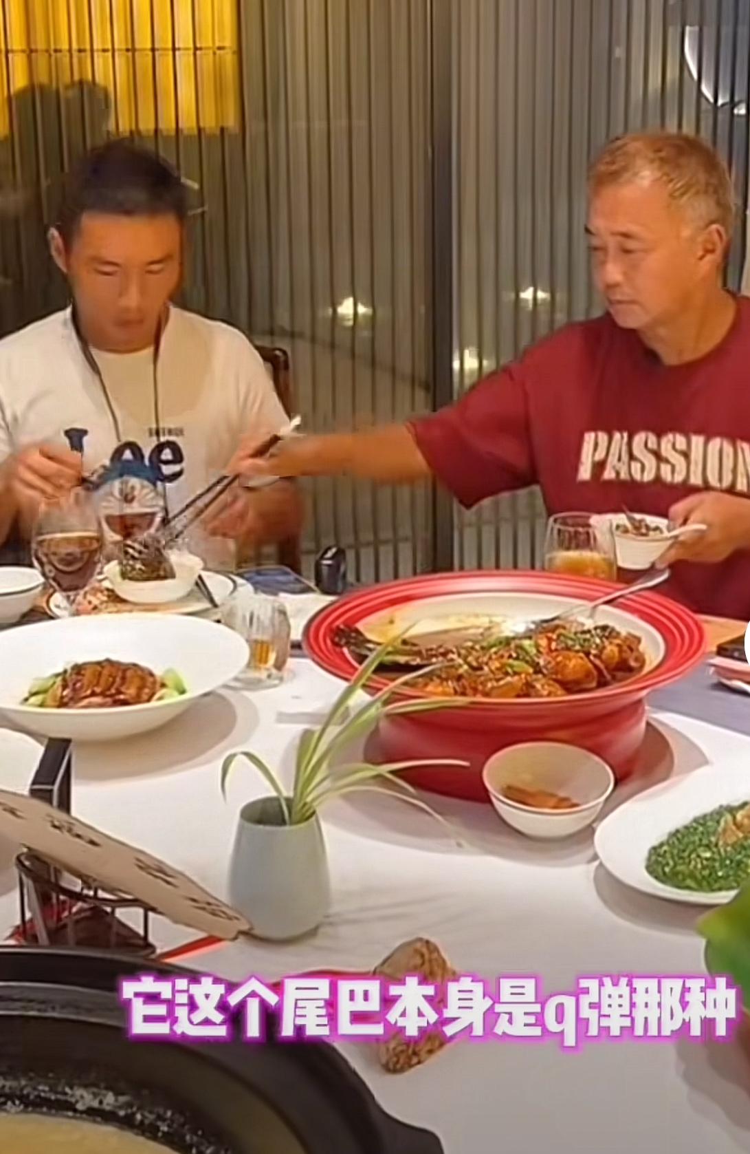 沈巍真的把小刘当儿子一样看待，数落了他很多次，恨铁不成钢，但还是那么关心他。
