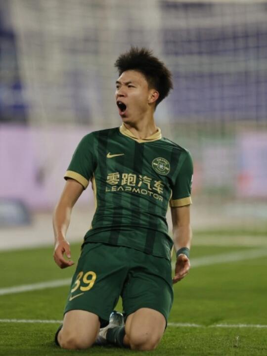 黄健翔：王钰栋速度真的快，可以学习高峰