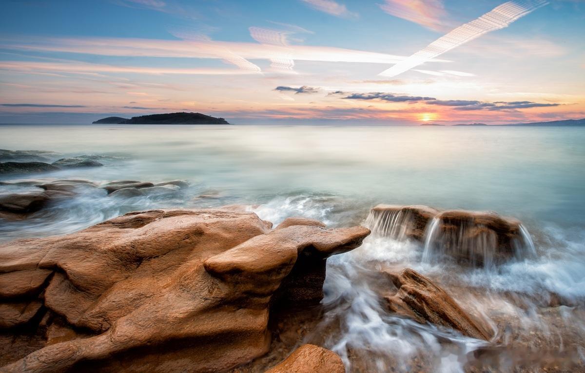 投资人最担心投一家企业后，企业主有道德风险问题除了分阶段投资，采用可转换优先股和