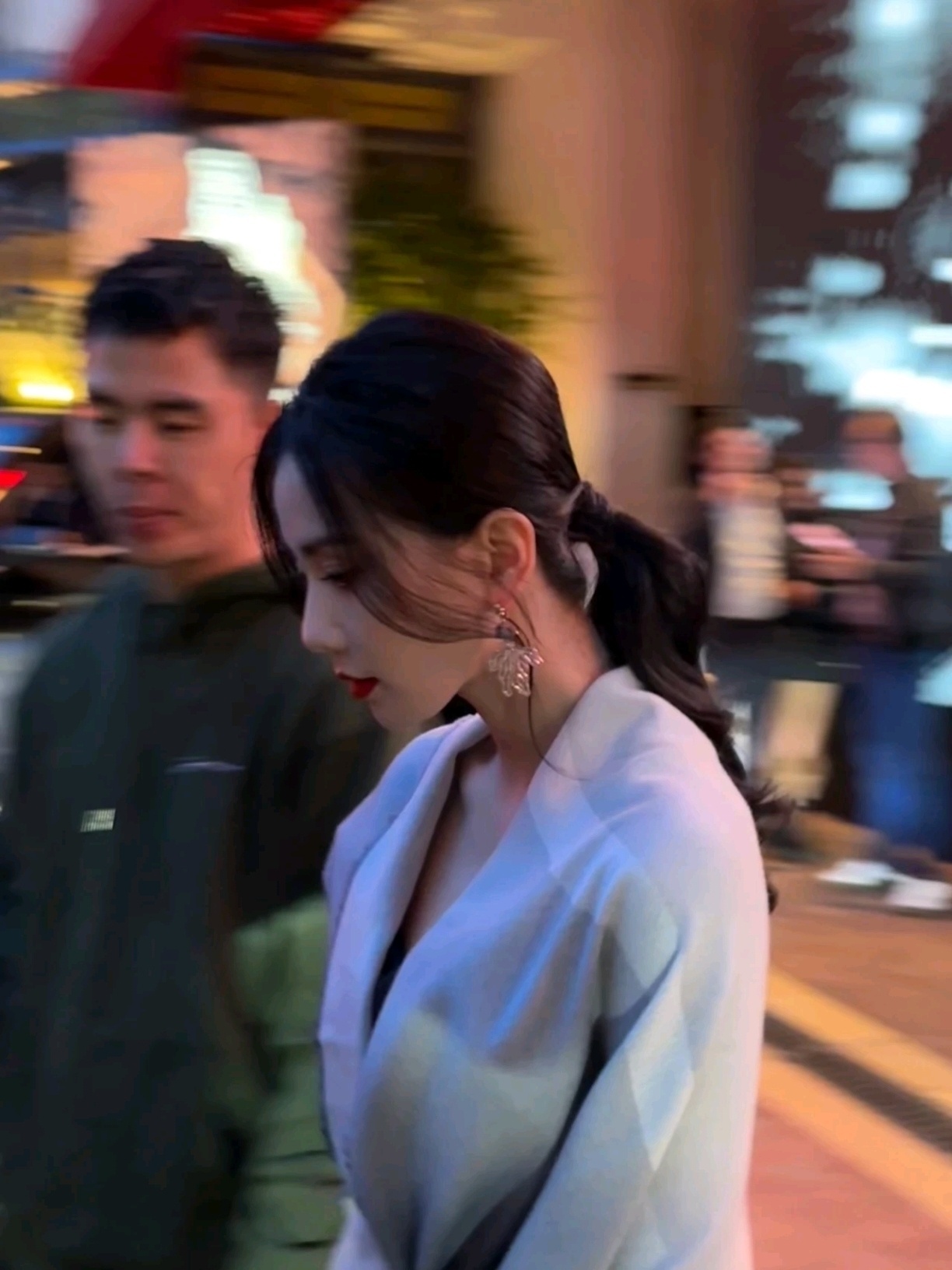 #没认出这是刘诗诗# 刘诗诗摇曳生姿，每一步都走在心坎上，知性优雅的大小姐，好美