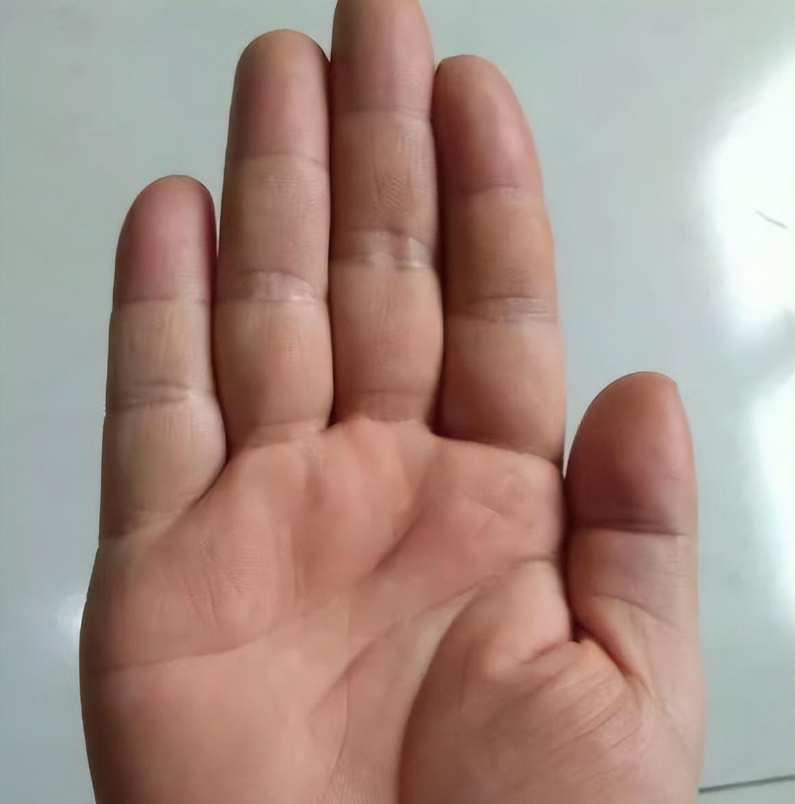 手指尖形状尖尖的人，像火苗形状，人生奔波较多，做事风风火火，但容易三分钟热度。