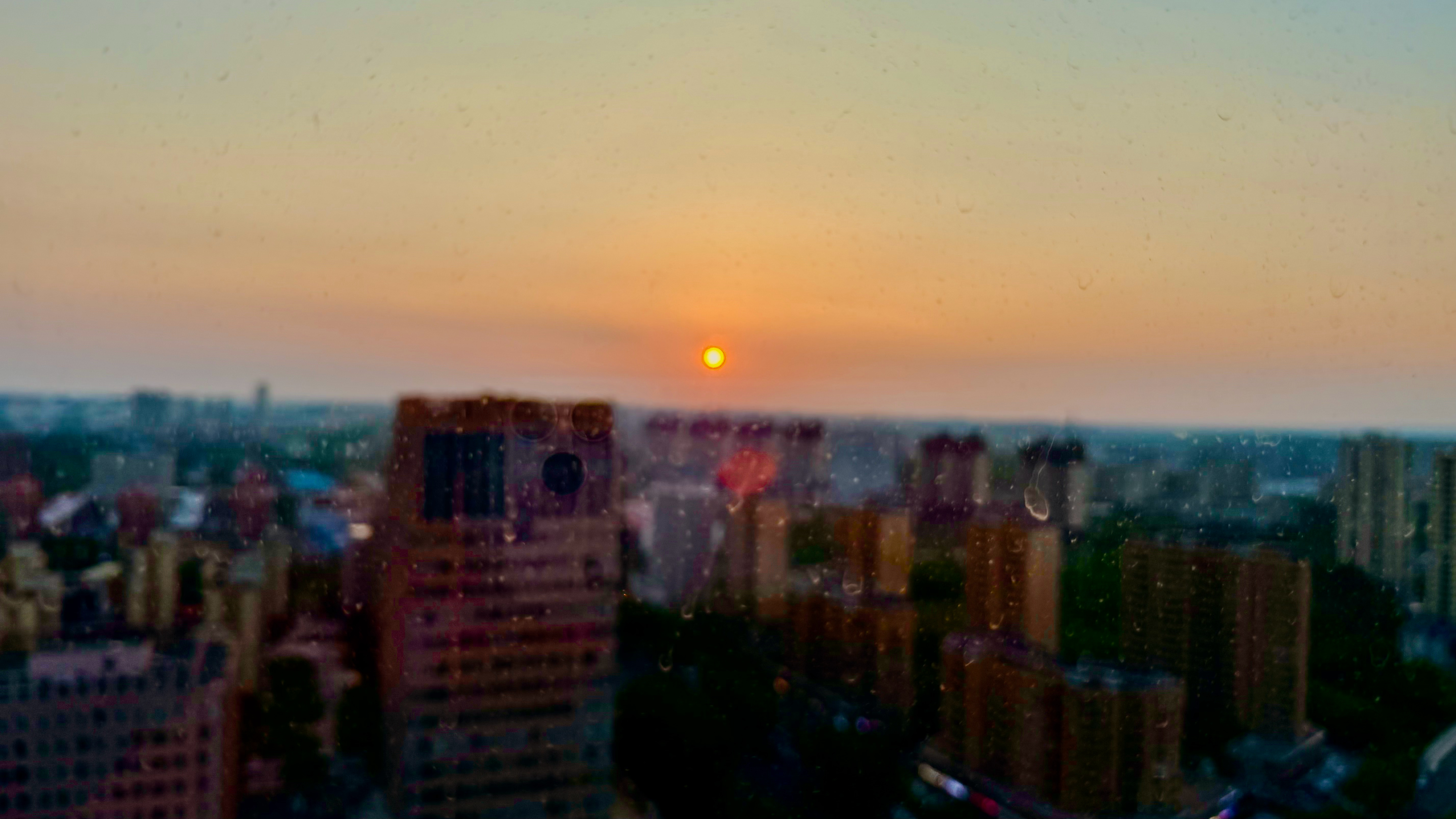 夕陽緩緩落下，將整座城市染上一層溫柔的金色。窗外的鄂爾多斯，在暮色中多了幾分寧靜
