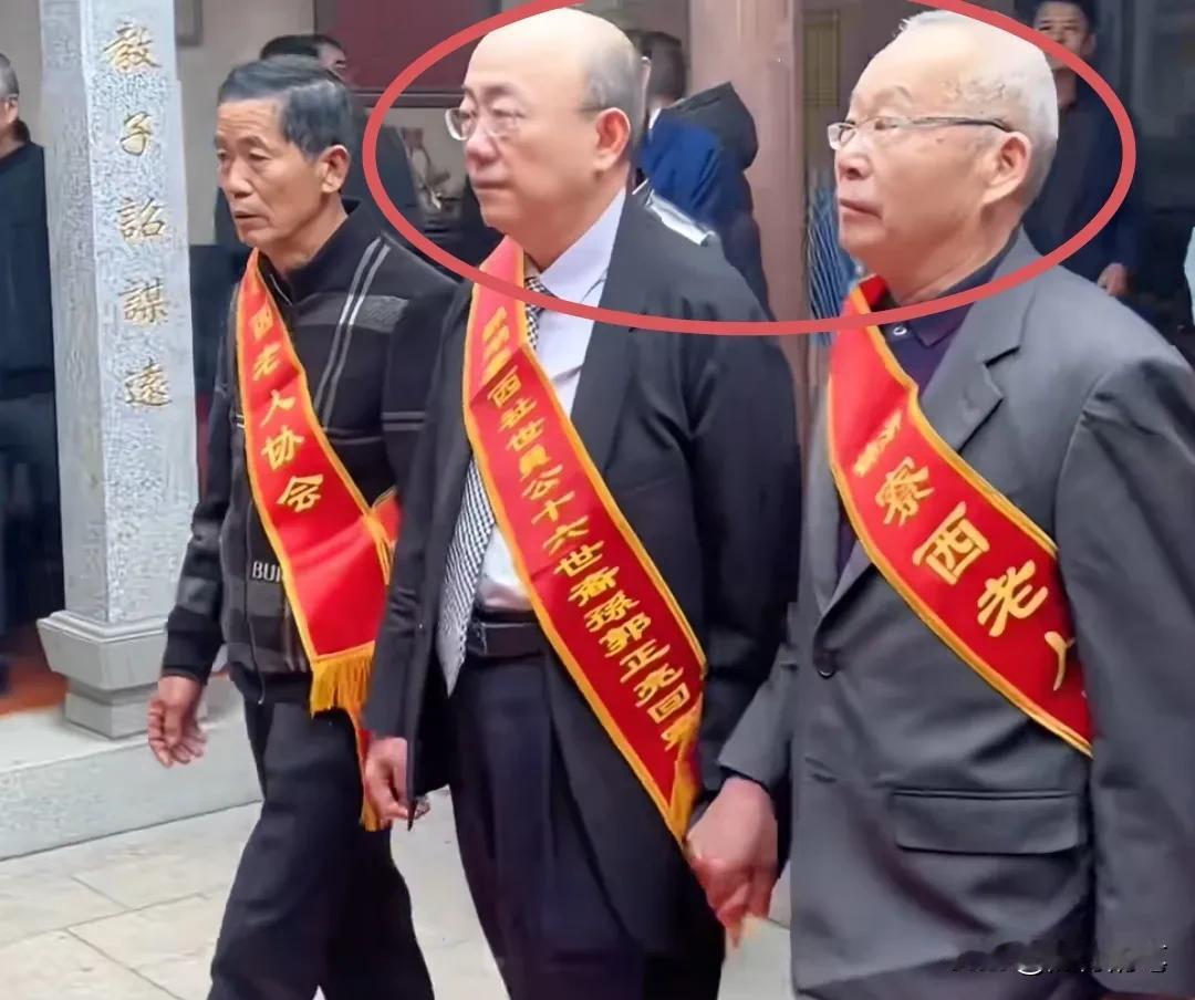 发现没有？郭正亮回大陆祭祖时，这2个人时刻陪着。

1、这位女士是和郭正亮一起坐