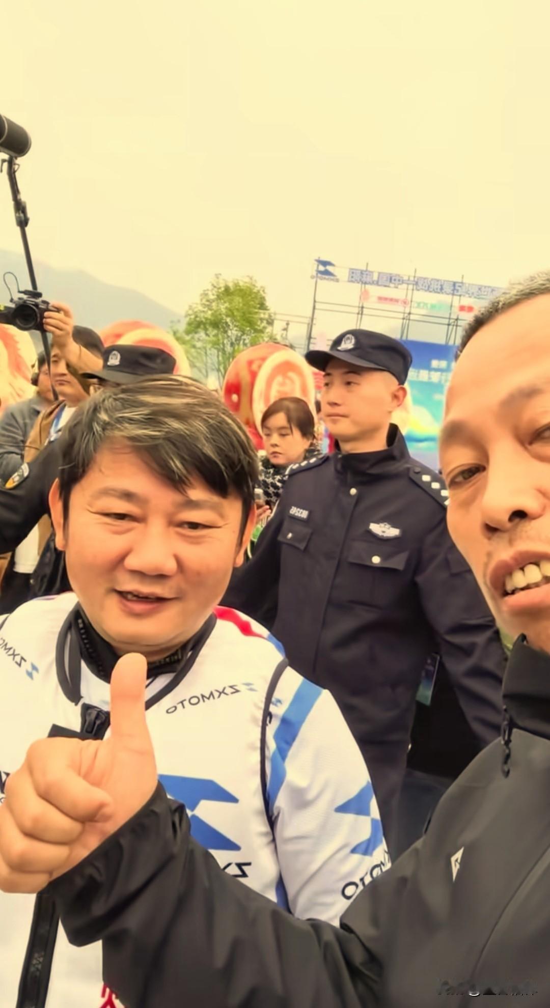 一个成功的人，除了自己一腔热血，身边人的支持同样至关重要。张雪不管做什么，她的师