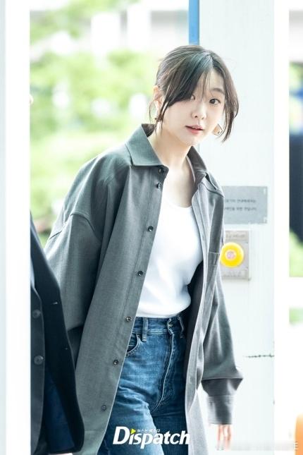 演员#金多美[超话]# 20日仁川机场出发前往意大利造型组图。 ​​​