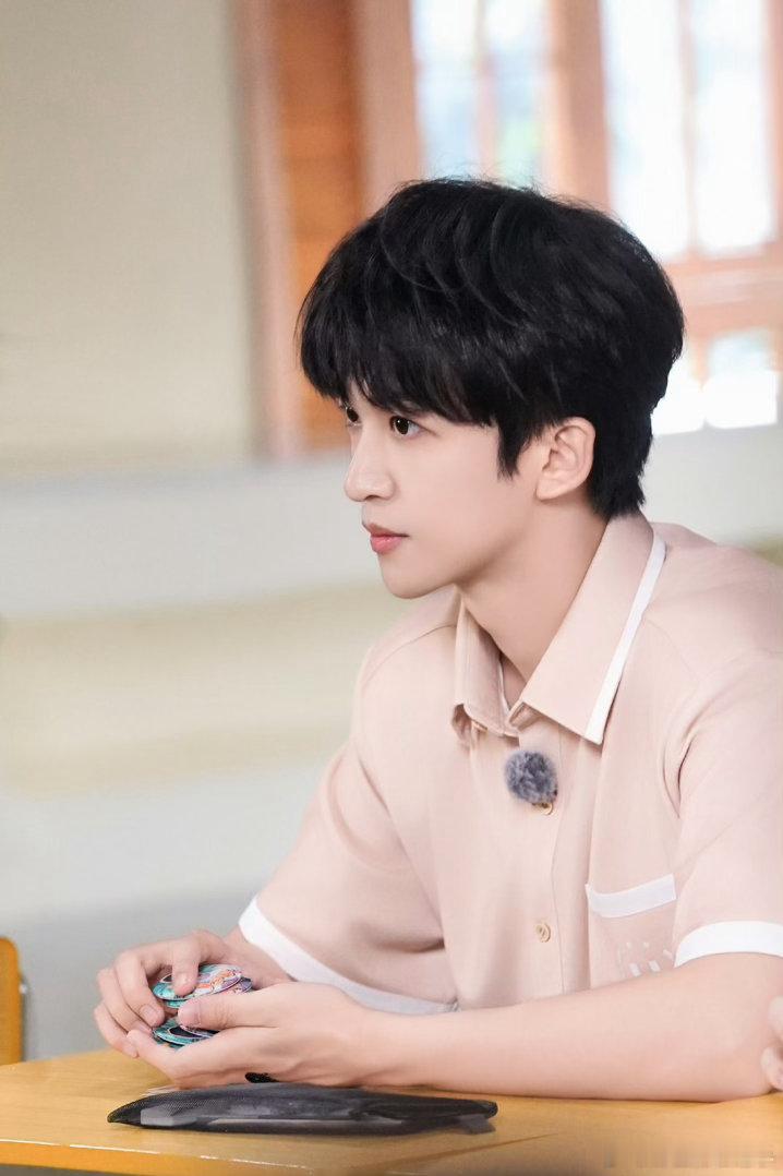黄子弘凡呆毛校服造型黄子弘凡呆毛校服造型🈶，可可爱爱的男大即视感，速速给我打包