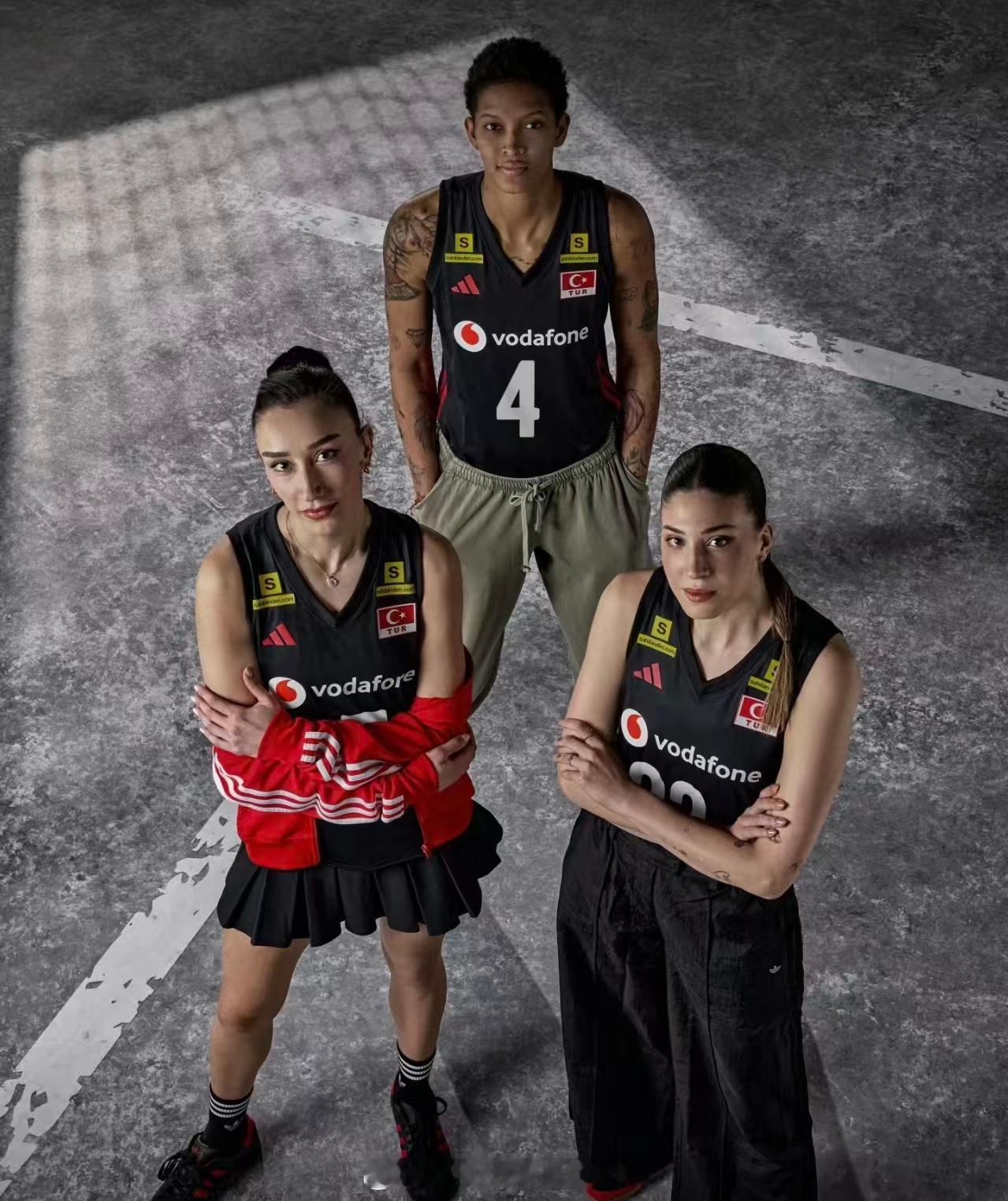 土耳其女排三色球衣发布。灯姐实在美丽！世界排坛资讯