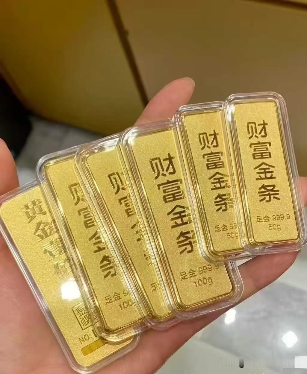 大量持有黄金的人，
估计现在已经彻底坐不住了，
7月24日，金价已经从885一克