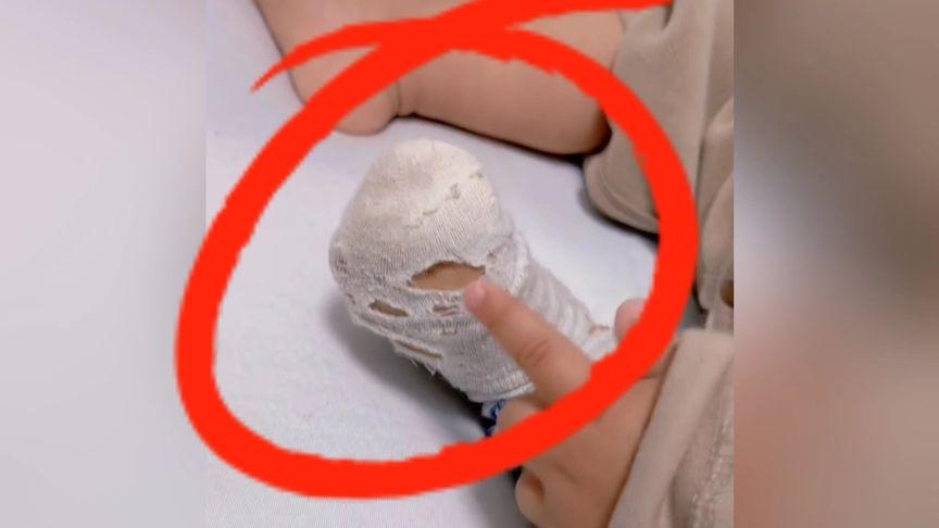 宝宝:麻麻 你看看我的袜子  妈妈: 再坚持几天开春了萌萌袜子