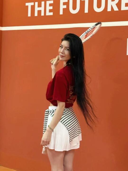 172 98 网球女孩
