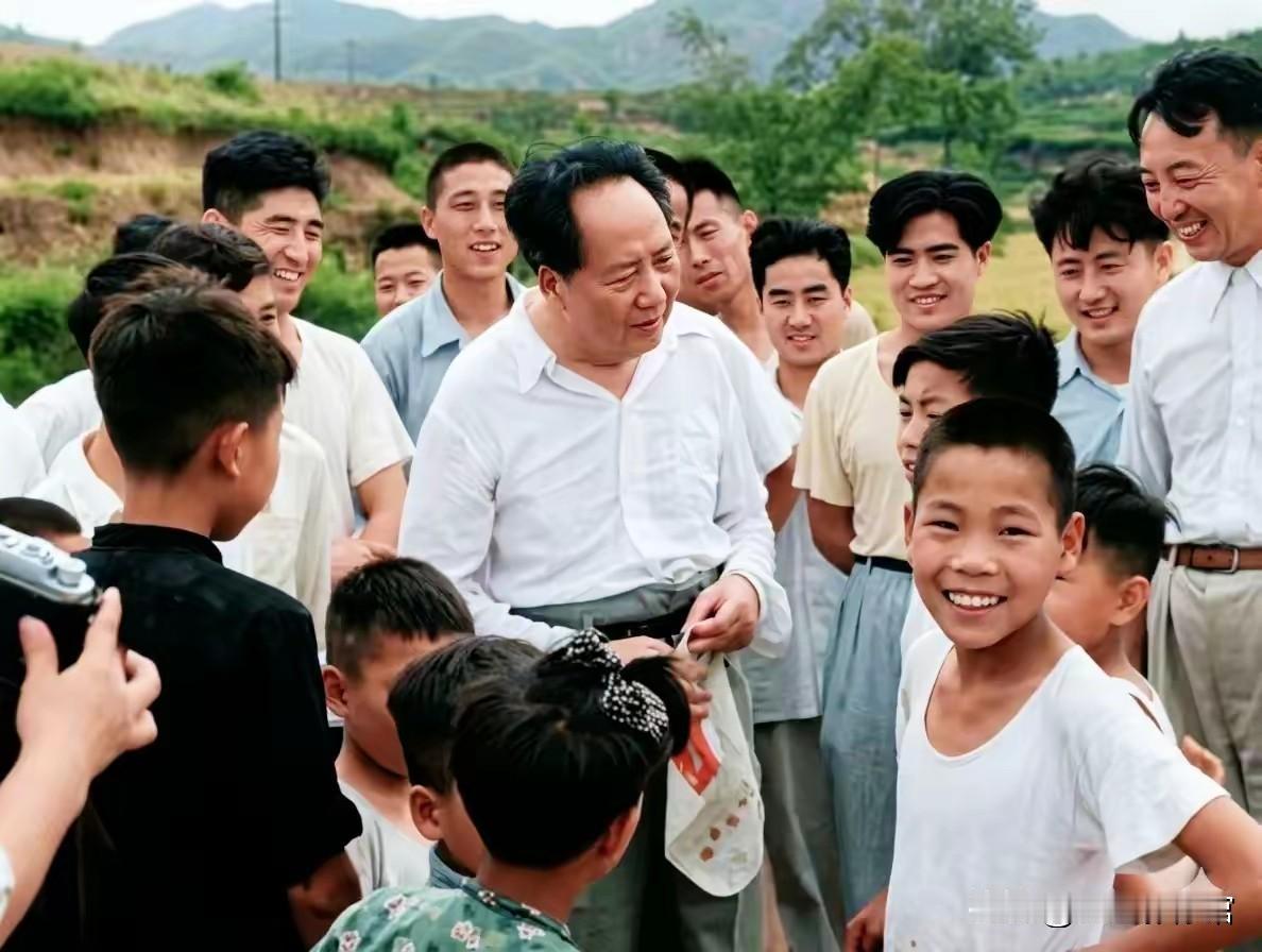 第一张：毛主席与乡村群众、孩童亲切交流
 
画面里伟人穿着朴素白衬衫，置身山野田