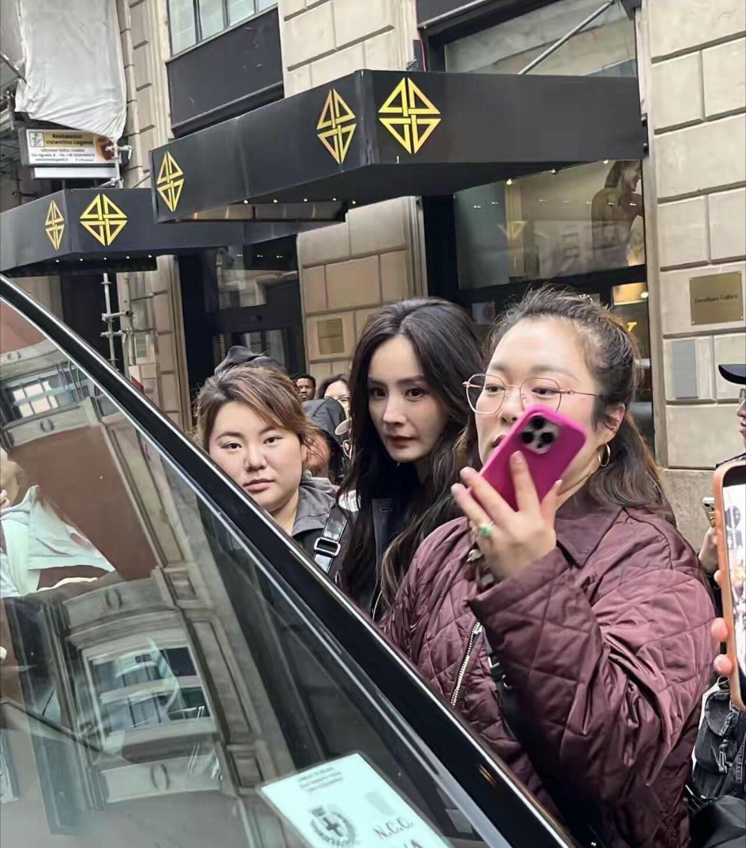 杨幂在米兰街拍被偶遇，这扑面而来的魅力啊。近日，有网友在米兰偶遇杨幂，她身穿黑色
