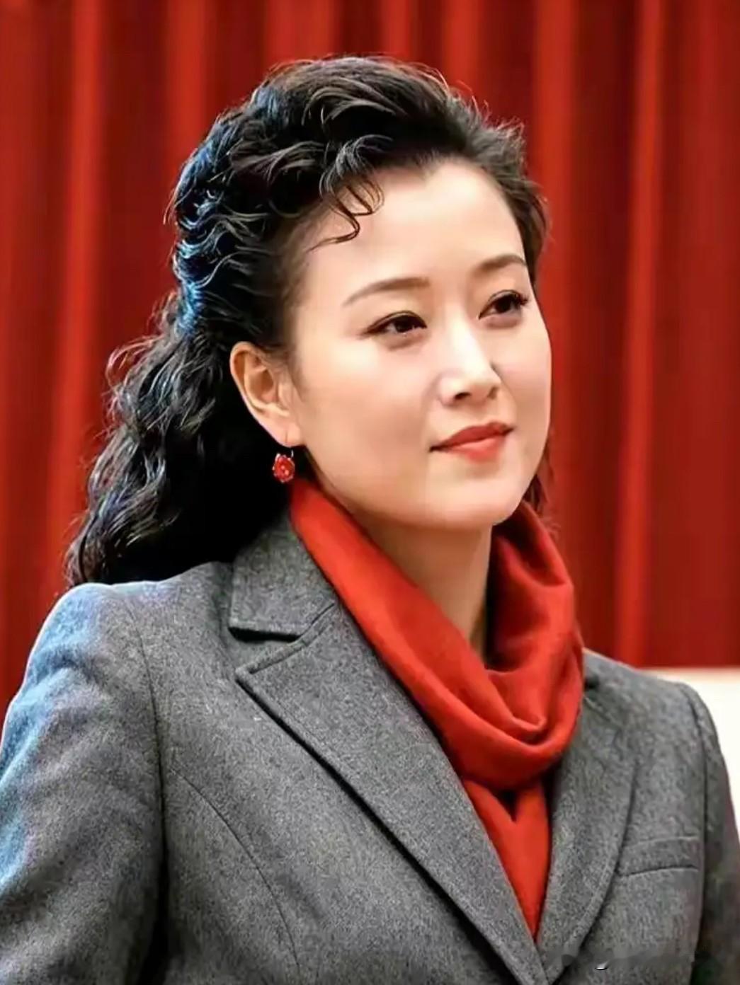 她是海政文工团独唱演员，著名女高音歌唱家，2013年8月出任海政文工团团长，是海