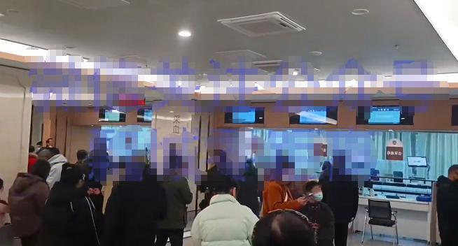 市民反映：人满为患的医院采血中心 盐城市中医院采血处也太离谱了！都上午十点多了，