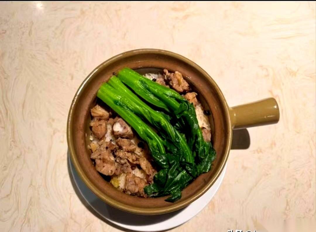 刚才摸着圆滚滚的胃，我突然悟了。
把我们这群打工人死死按在广东的，根本不是什么搞