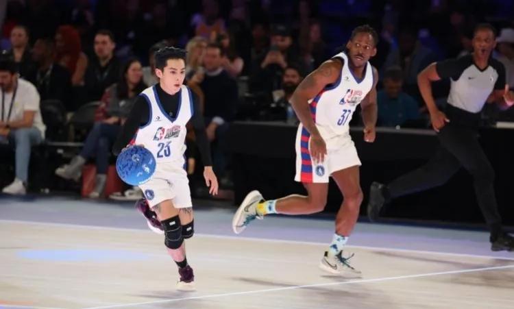 NBA名人赛，中国艺人王鹤棣18分3篮板帮助香农-夏普队100-91赢得比赛胜利