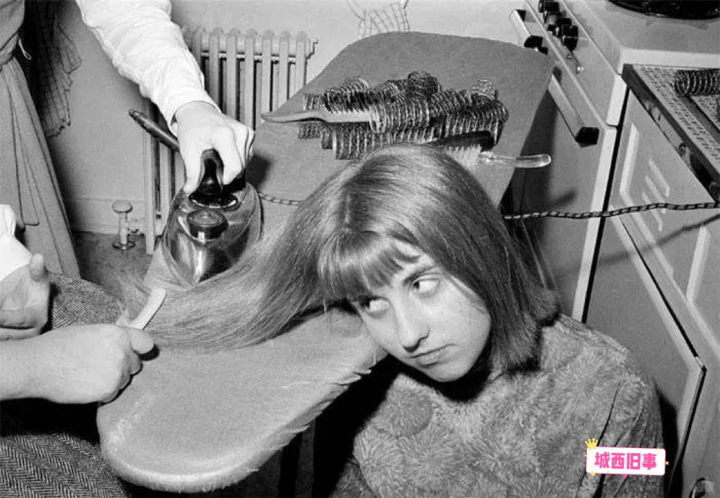 1964年，一位爱美的女孩正用电熨斗烫直发，不知道这种灵感是否来自于烫...