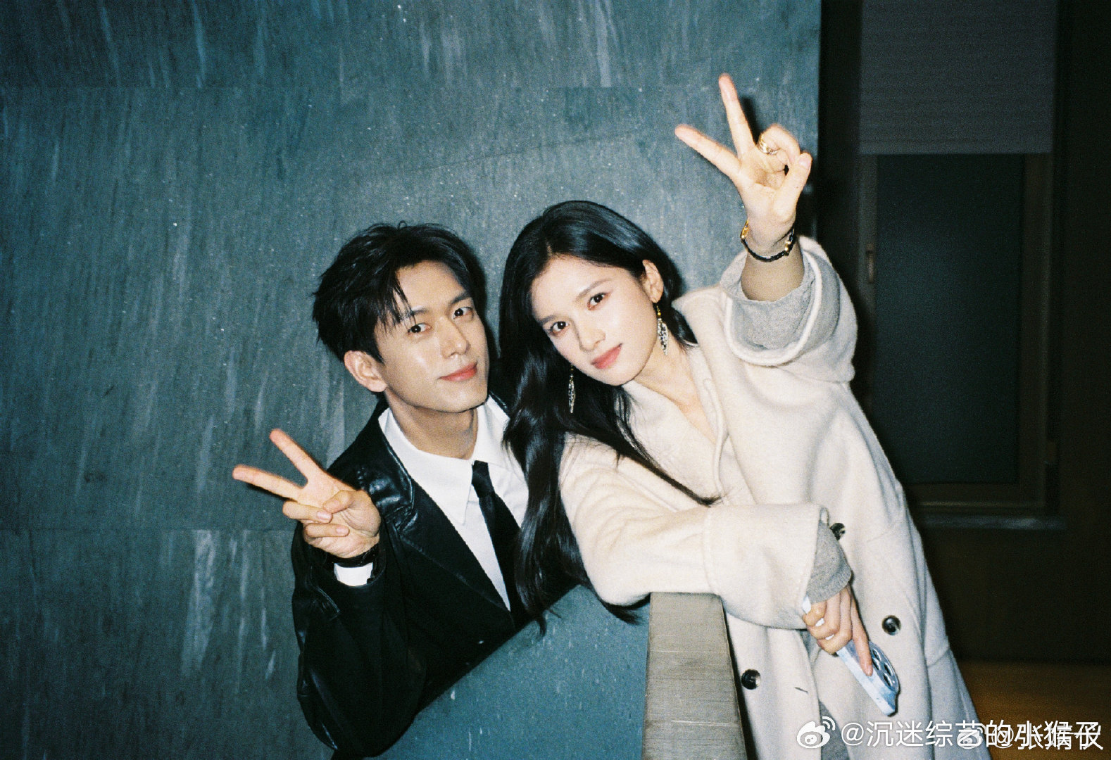 张婧仪晒与李现杀青合照张婧仪雾里青杀青文杀青快乐，暂别陈清雾。合照留住剧组美好回