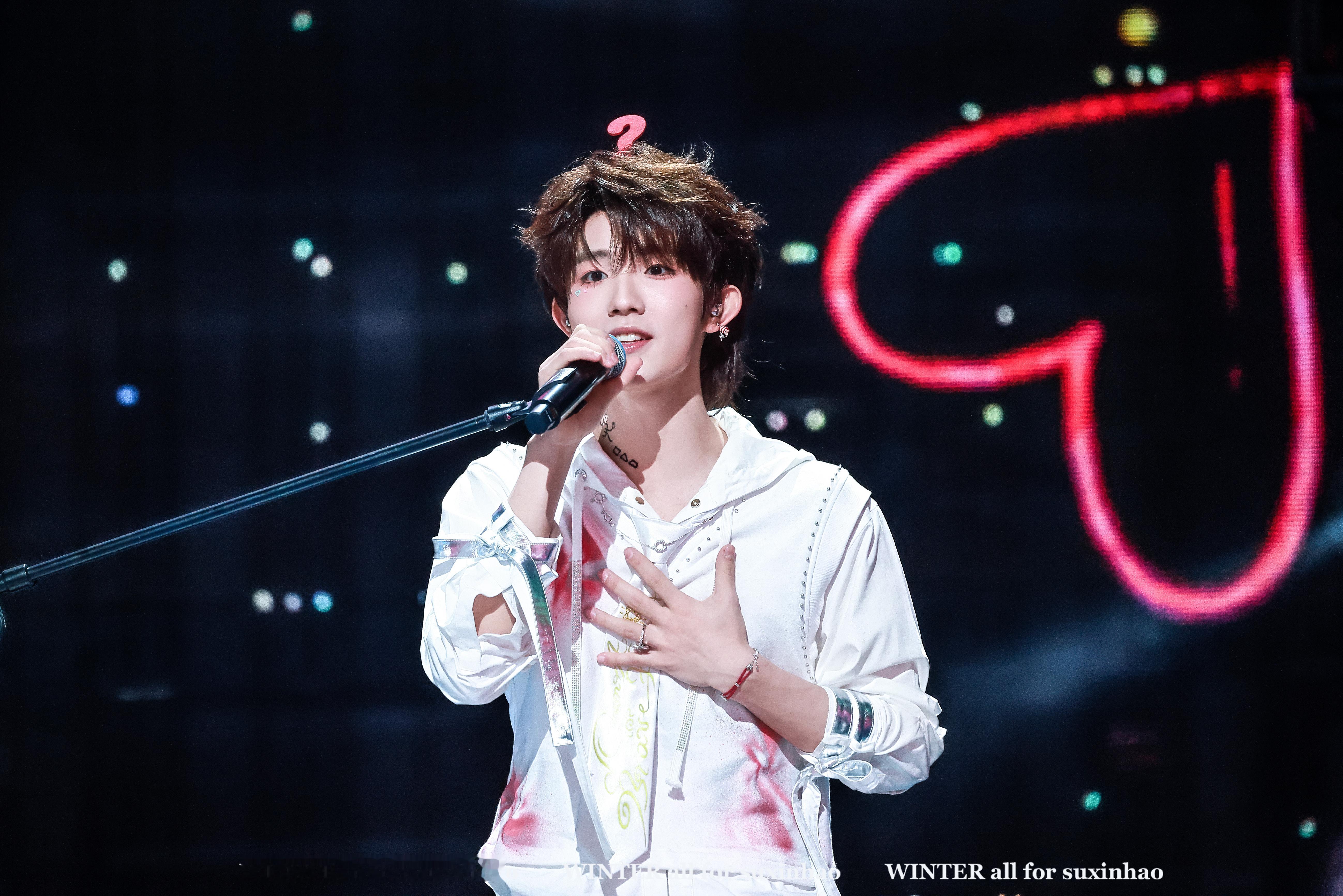 苏新皓舞台上摘戒指给粉丝戴 妈呀这很难不心动吧，这就把我无名指递过来 