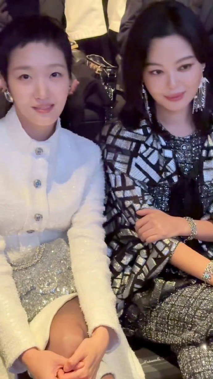 金高银辛芷蕾同框  我勒个极致的淡颜和极致的浓颜！两个美女同框视觉冲击力太强了，