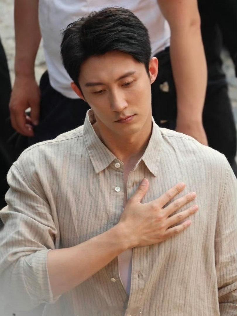 黄景瑜把防晒喷雾喷嘴里了黄景瑜把防晒喷雾喷进嘴里被黄景瑜可爱到了！日常憨憨名场面