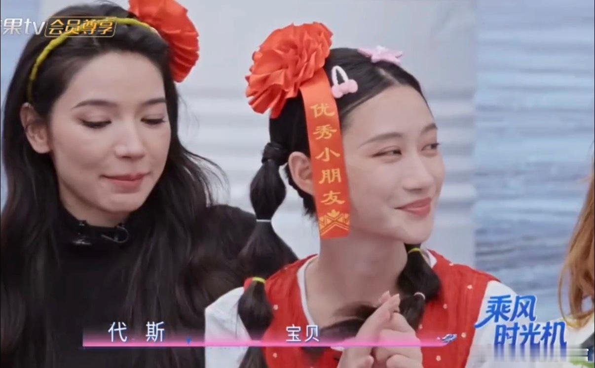 代斯叫何宣林宝贝的证据找到了 谁能不爱这段互动！代斯凑近何宣林耳边轻声喊baby