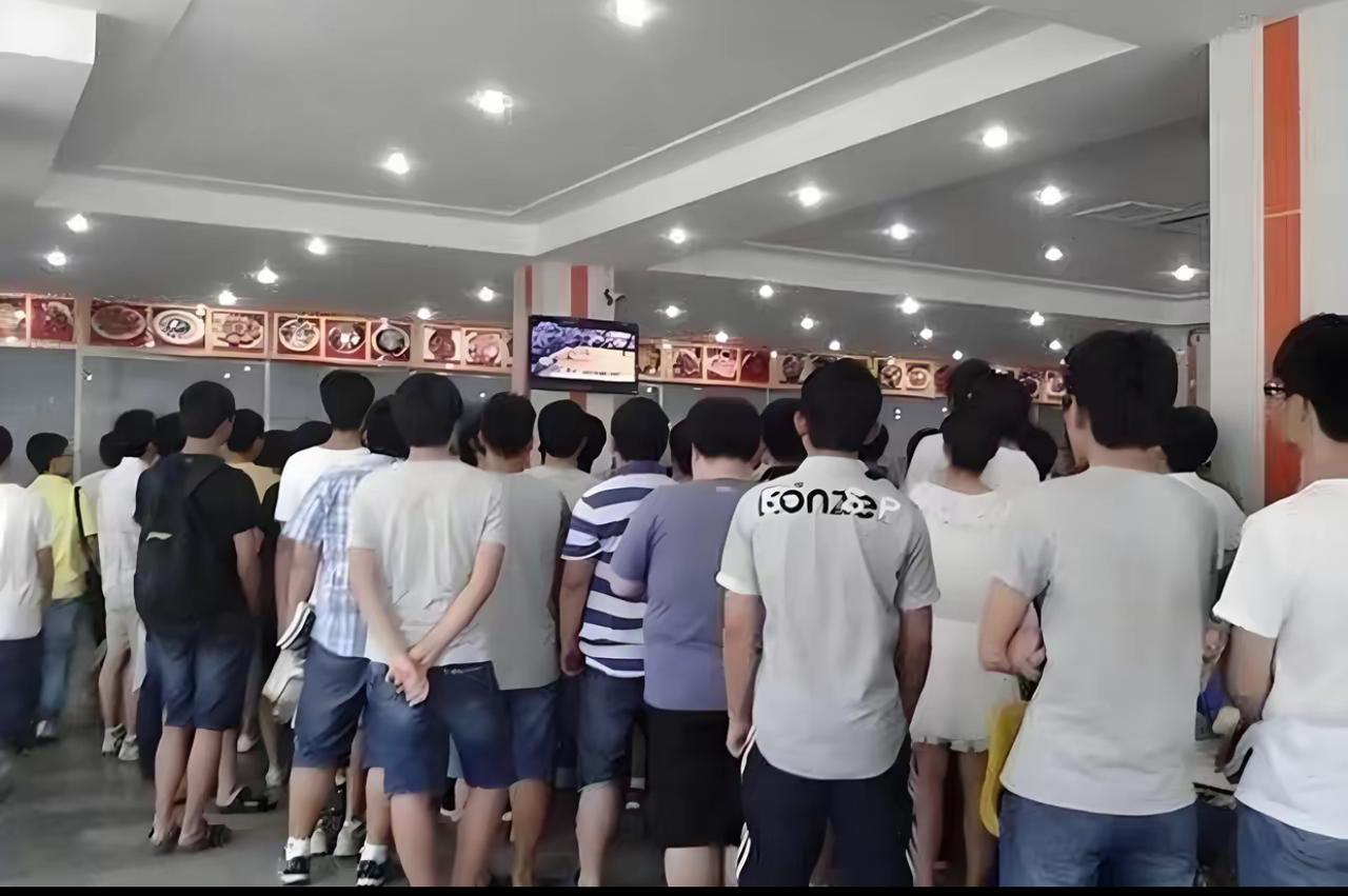 全网点赞！留学生插队打人被围堵：老实学生的礼貌，从不等于好欺负

大学食堂里，一