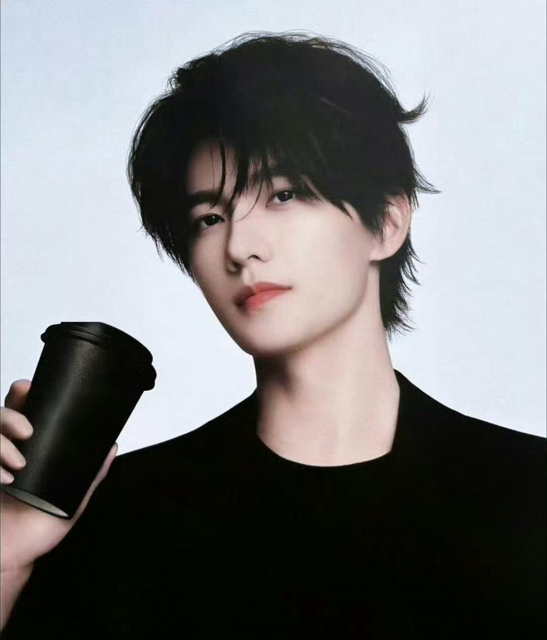 杨洋新造型帅的太客观了 举双手同意🙌杨洋长发造型帅的太客观了，果然长发才是帅哥