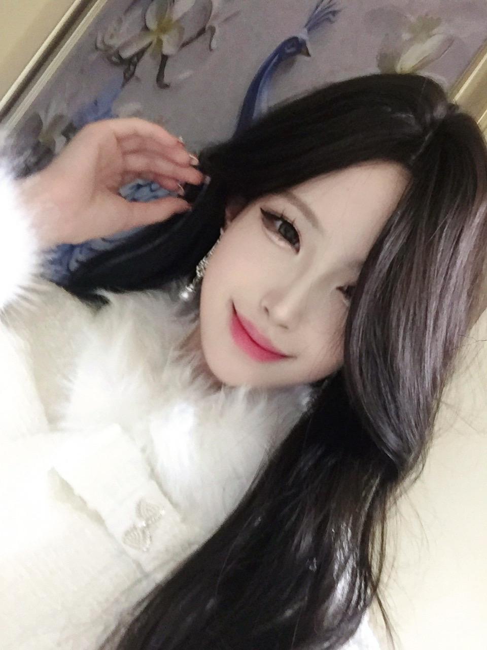 你有什么不满意就跟姐姐讲 姐姐全都帮你解决 但你不要做这种可爱的动作 ...