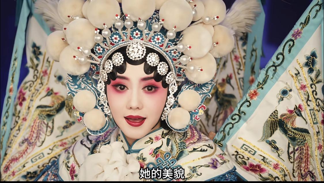 武旦的动作太大，不勒紧的话包头会掉，翻十几个跟头，而且那身行头非常的重，不绑紧真