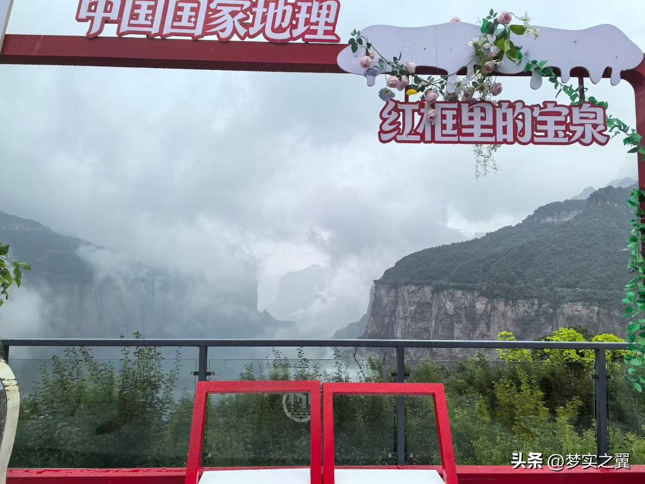 【小对联】
上：……？
下：远山。