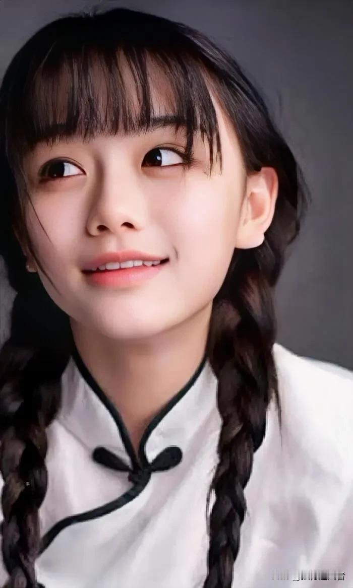 第一次见到她，是在十年前的微博上，那是一组面带甜美笑容的民国风女生照片，还清晰记