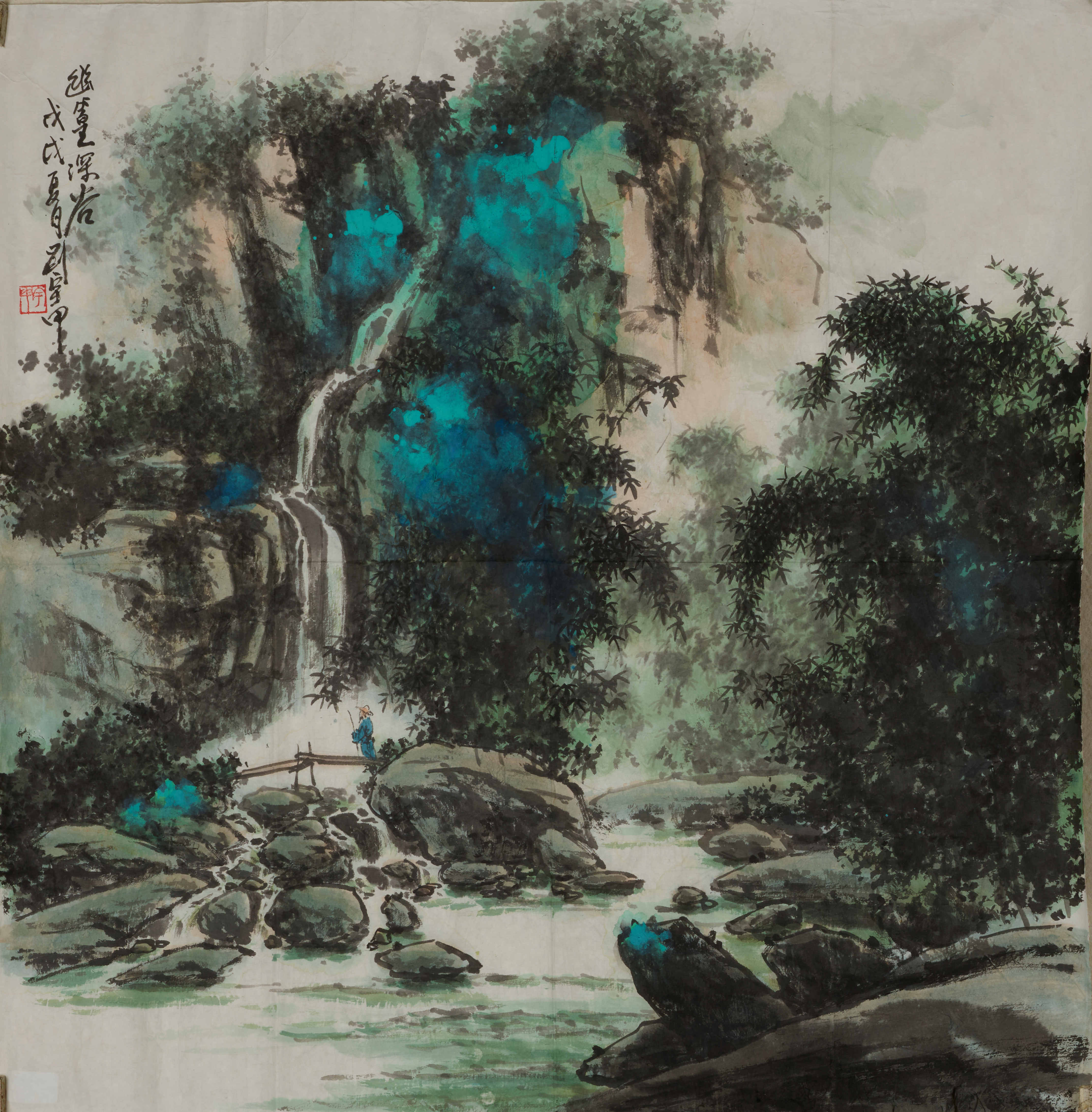 《青绿泼彩·生命张力》画家以泼墨为底，泼彩（青、蓝）破之，崖壁如碧玉崩裂，瀑流似
