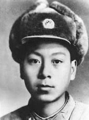 他危急时刻主动请缨冲锋陷阵，挺身直面敌军猛烈火力，他毅然以身抵住爆破筒舍命炸除边
