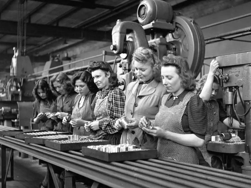 二战打完，德国和日本都碰上同一件尴尬事：人没了，尤其是年轻男人没了。劳动力缺、家