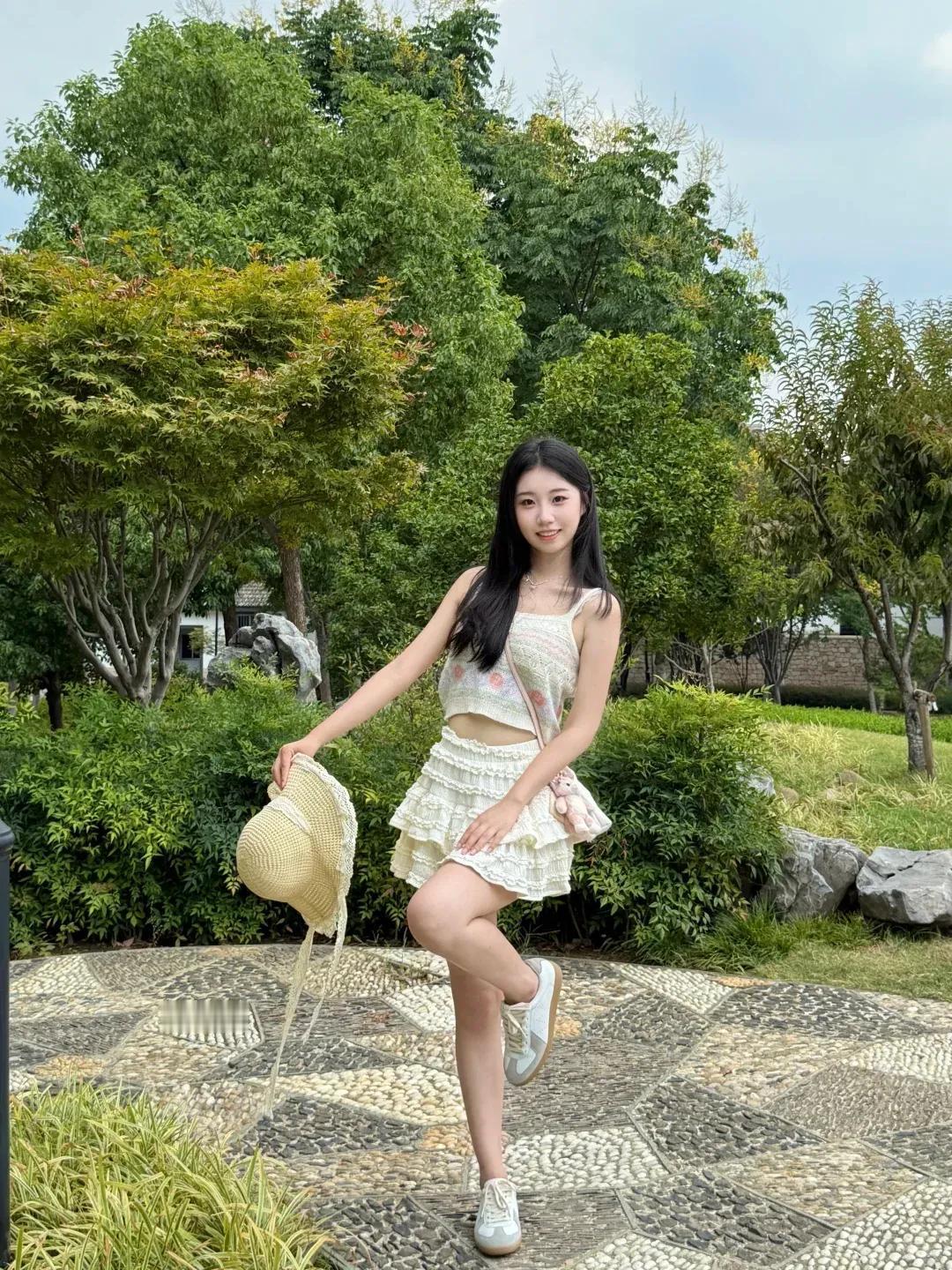 她完美驾驭了“可盐可甜”的真谛，风格百变令人惊叹！上一秒还是气场全开的清冷御姐，