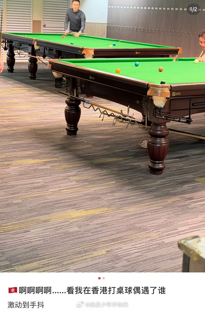 偶遇张智霖打台球网友偶遇张智霖打台球网友在香港偶遇张智霖和朋友约台球局，休闲穿搭