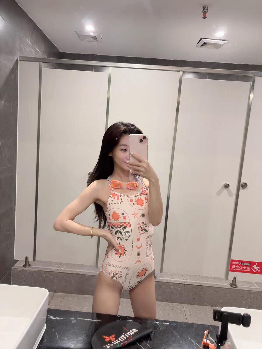 连体泳装女孩翘臀裸背壁纸。连体泳装女孩翘臀裸背