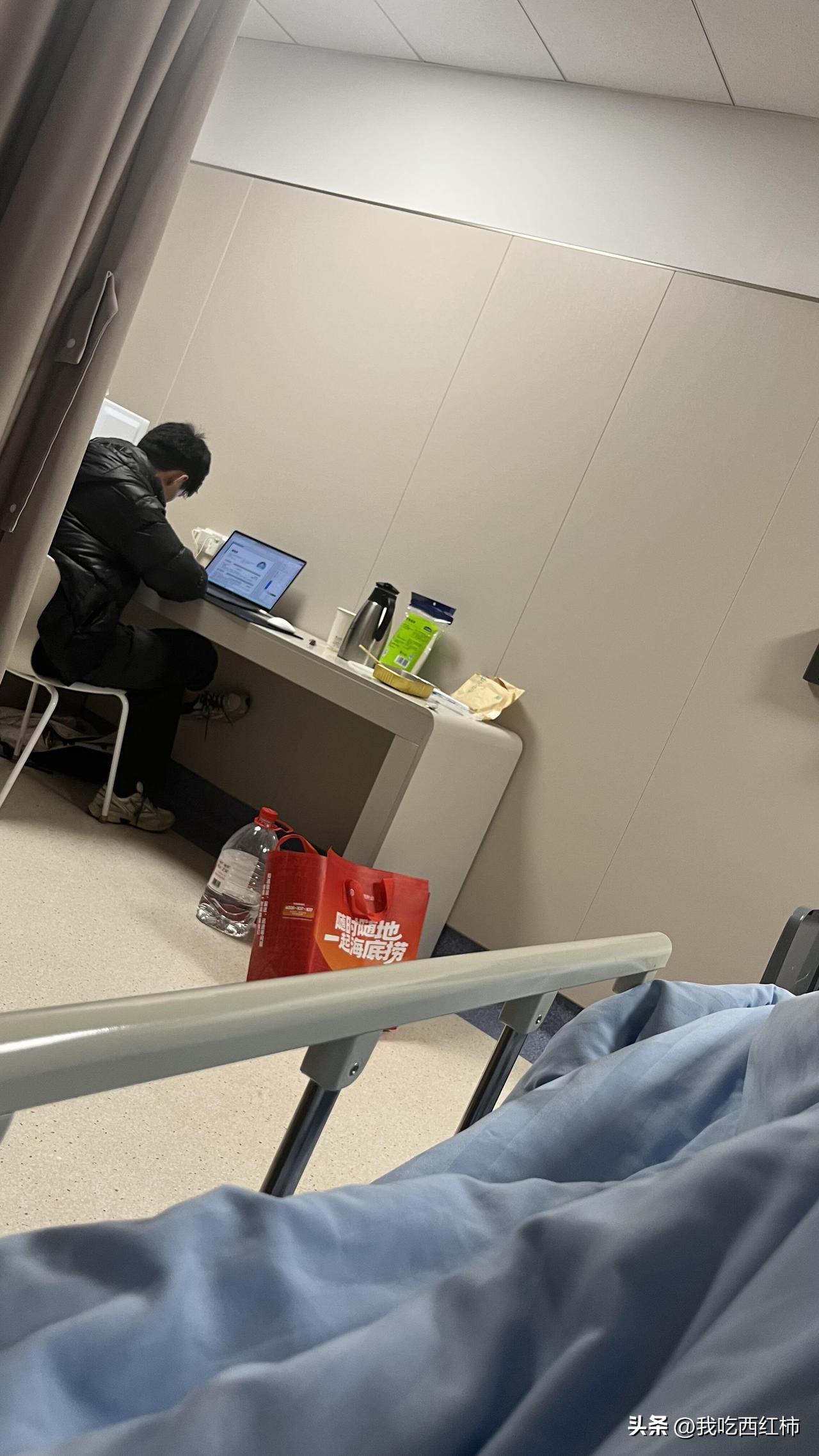 等待考研成绩的弟照顾割痔疮的姐
痔疮手术后才是历劫的开始，麻药过了之后的菊花火辣