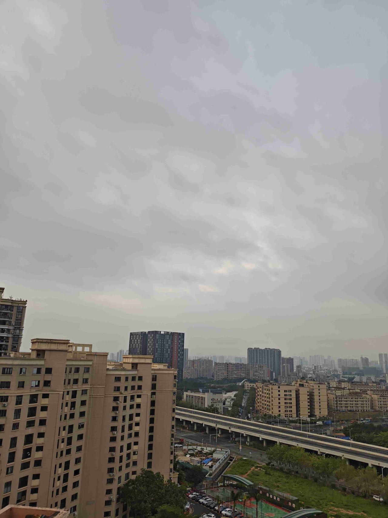 我的今日状态：😁轻松愉快
我这里的天气：🌤️多云：深圳今日有雾，气温23度到