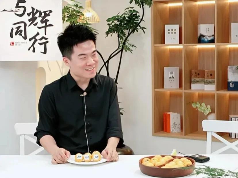 一次，记者问张雪峰：“为啥不把董宇辉挖过来，你教怎么考，他教考完怎么办，你俩合作