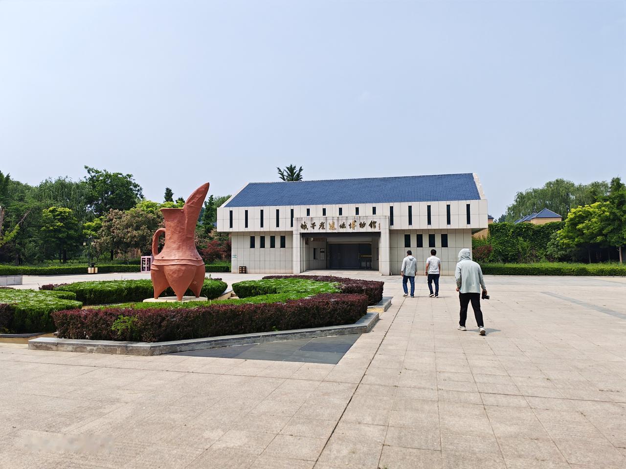 章丘城子崖博物馆，里面其实还有后李文化西河遗址，大汶口文化焦家遗址和汉代平陵城的