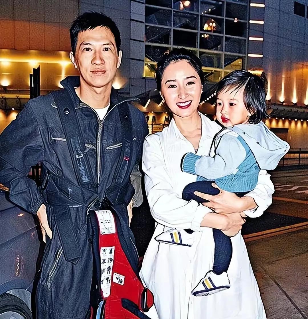 张家辉幸福的一家三口，感觉女儿没有爸爸妈妈长的好看[机智]，你们觉得呢？