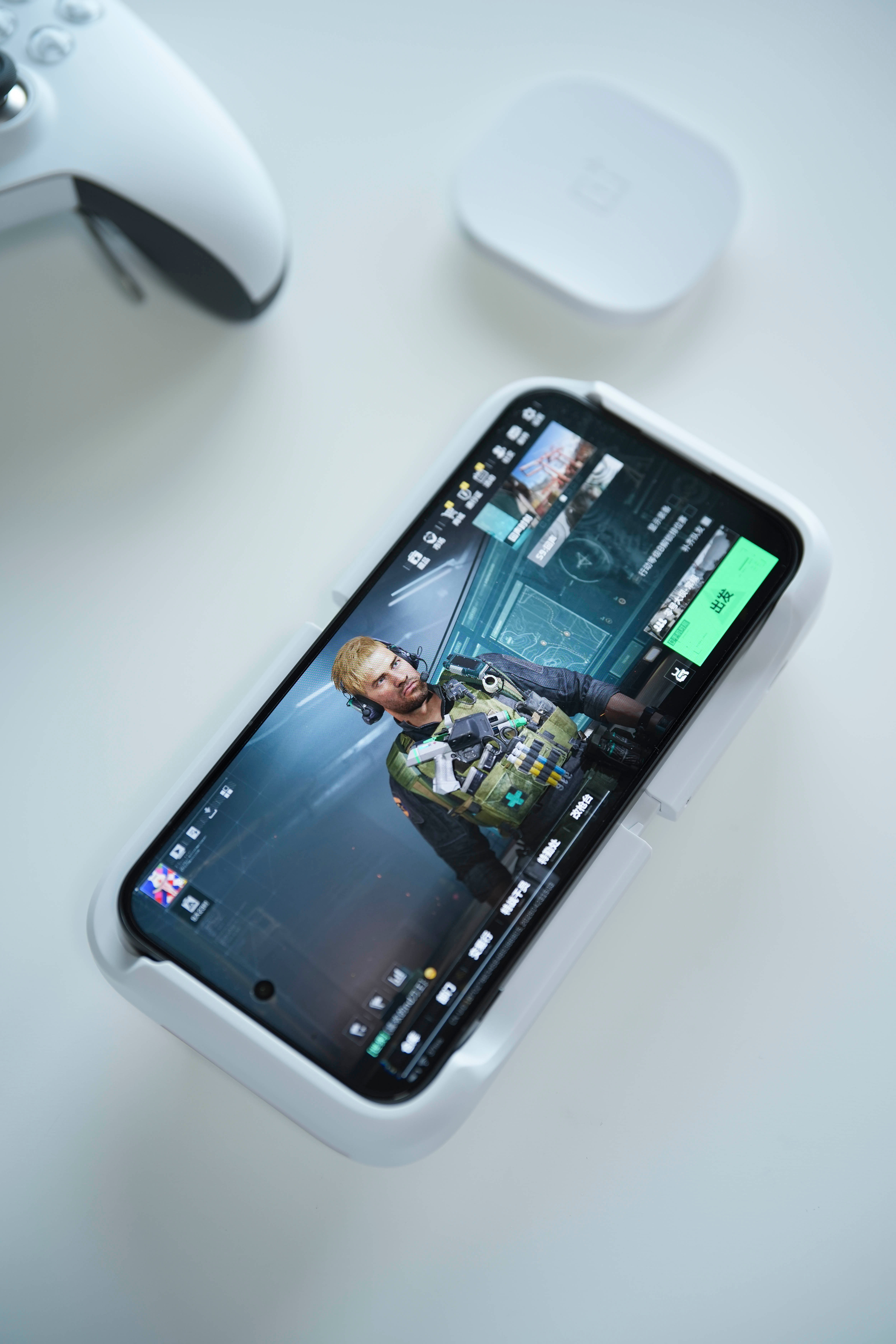 一加 Ace 6 至尊版搭配一加枪神游戏手柄玩游戏的感觉很奇妙，像我这种根本不会