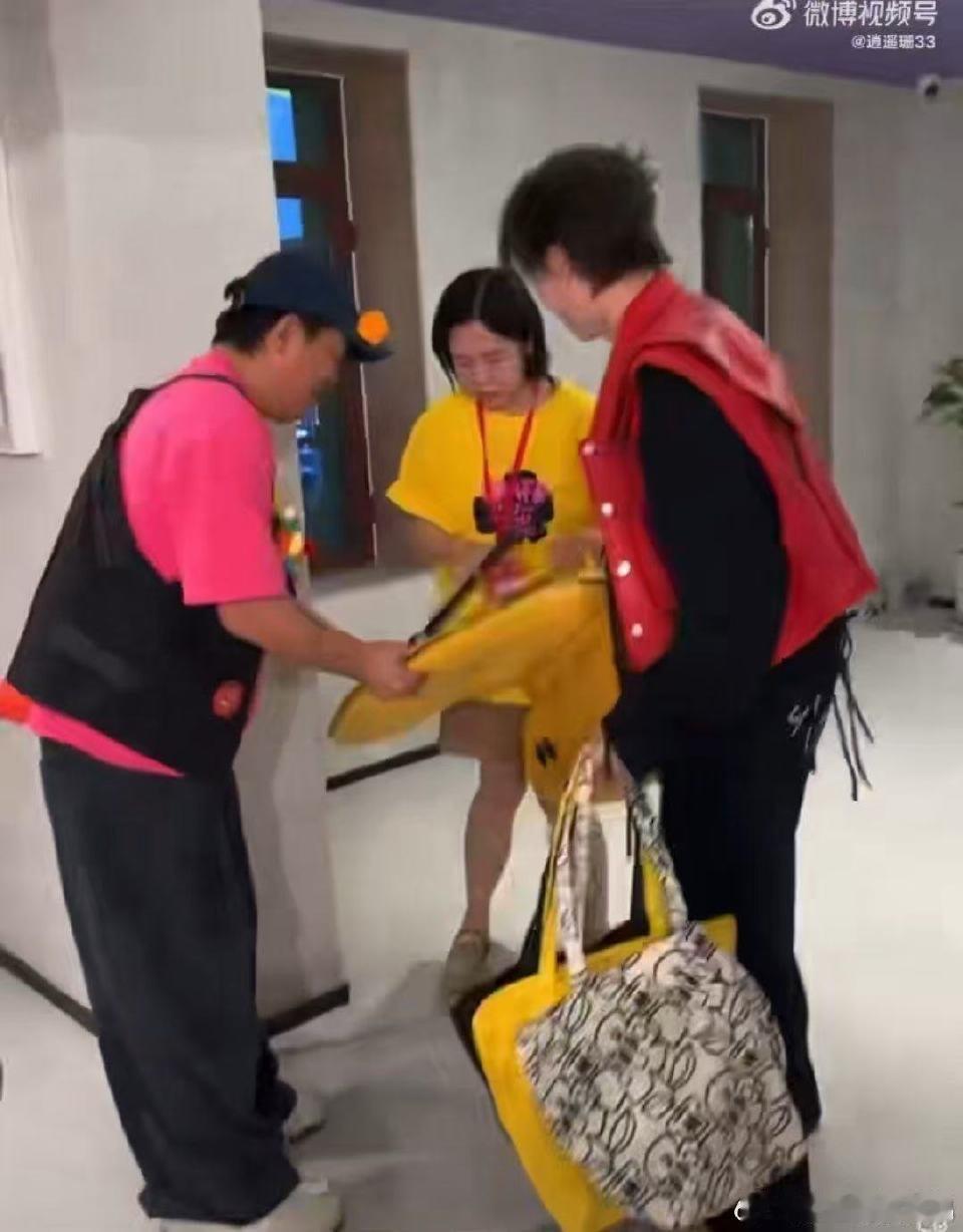 何浩楠来黄渤这儿扫货来了 何浩楠在黄渤店里也太实在了！直播完人家送礼物，他直接“