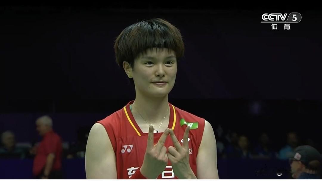 国羽王祉怡2-1淘汰辛杜艰难晋级世界羽毛球锦标赛女单八强。
   在刚刚结束的女