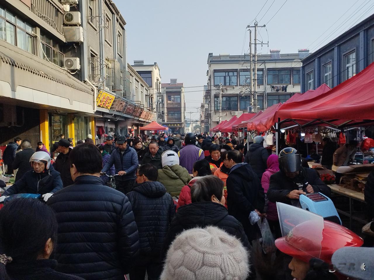 腊月二十八，年味渐浓，生意人也赶在年前出货，日常食品都是百姓的心里价格。

猪肉