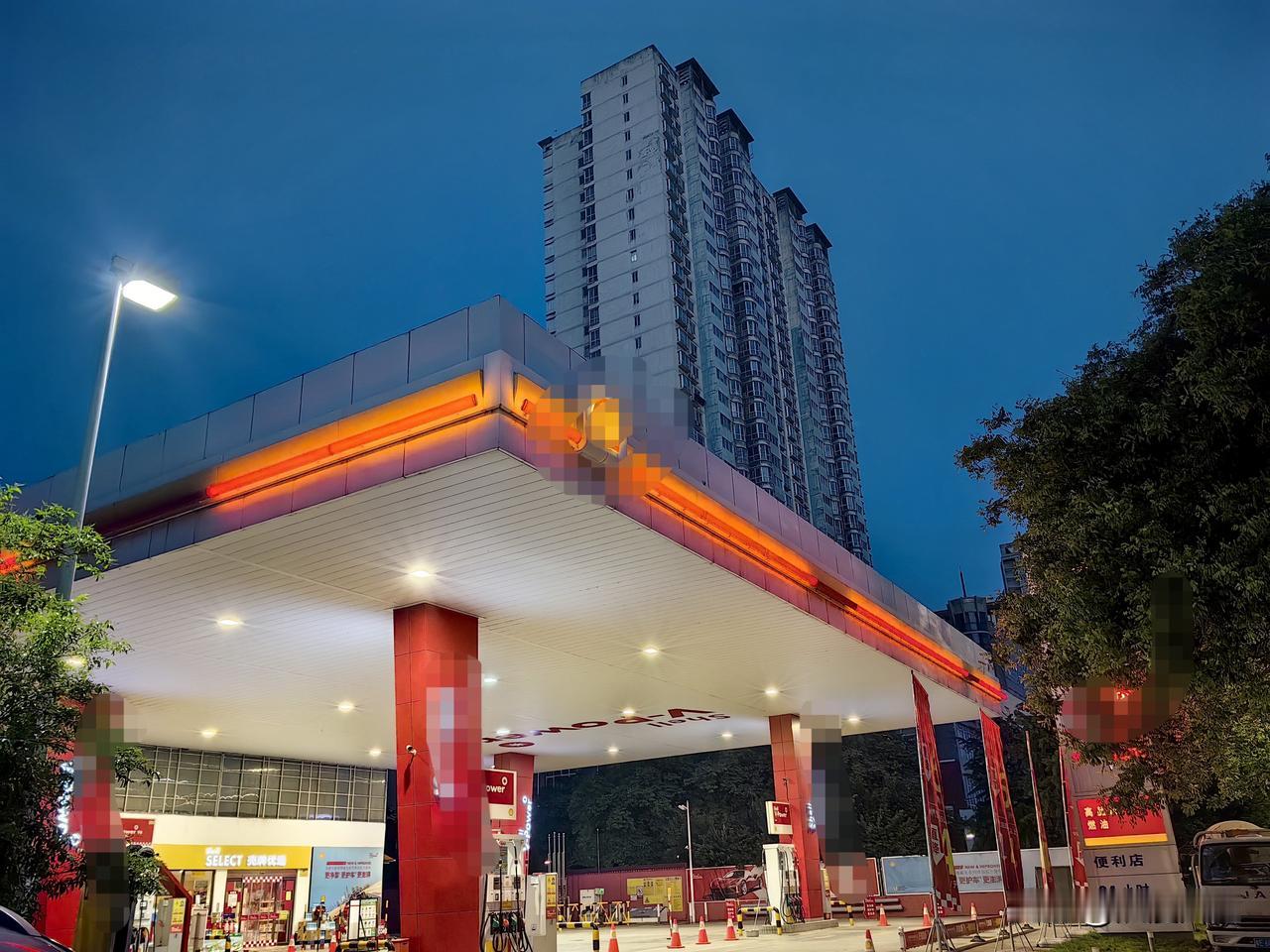 油价调整了，这次力度很大，五一假期出去旅游玩的、驾驶油车的车主们笑了，我最关心的